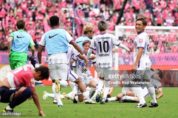 Players of Sanfrecce Hiroshima celebrate winning during the J.LEAGUE YBC Levain Cup final between Cerezo Osaka and Sanfrecce Hiroshima at National...