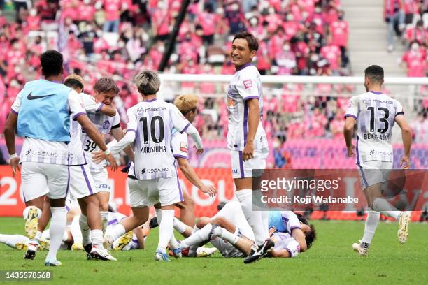 Players of Sanfrecce Hiroshima celebrate winnin during the J.LEAGUE YBC Levain Cup final between Cerezo Osaka and Sanfrecce Hiroshima at National...