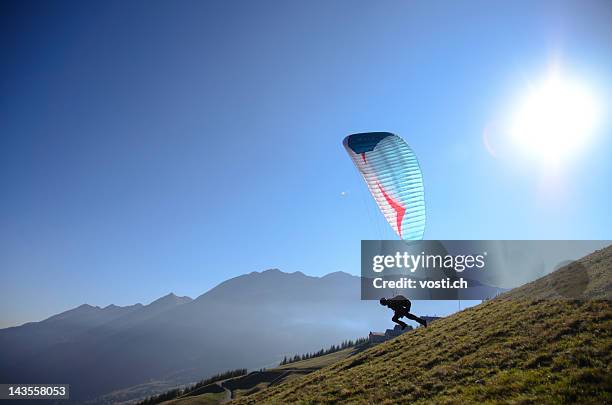 paraglider take off - paragliding stockfoto's en -beelden