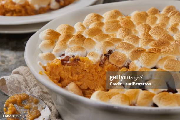 caçarola de batata doce com marshmallows - caçarola prato principal - fotografias e filmes do acervo