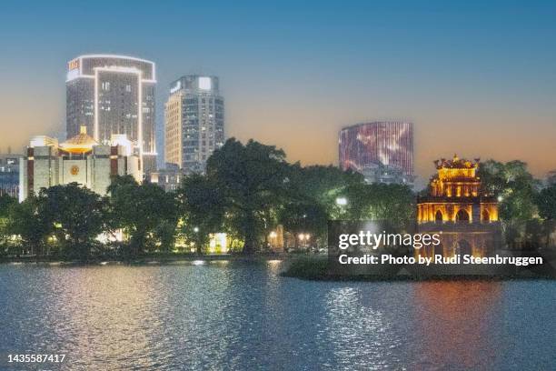 hoan kiem lake at night - hanoi night stockfoto's en -beelden