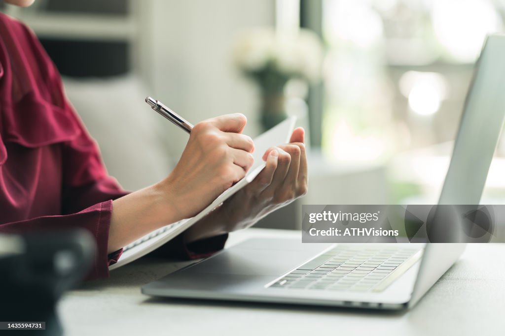 Webdesignerin Frau mit Stift und Schrift auf einem Buch im Café