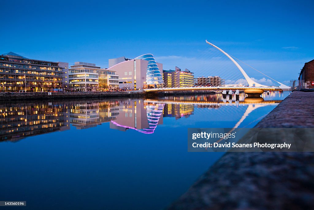 Samuel Beckett bridge at dusk