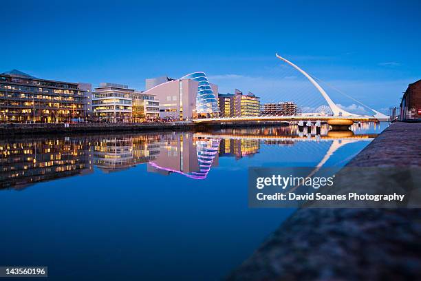 samuel beckett bridge at dusk - irisch stock pictures, royalty-free photos & images