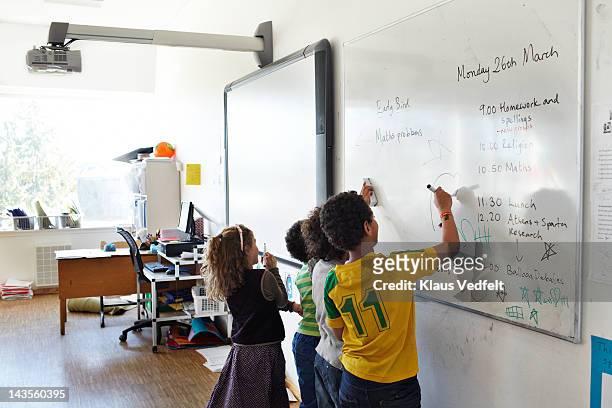 kids drawing on whiteboard - interactive whiteboard foto e immagini stock