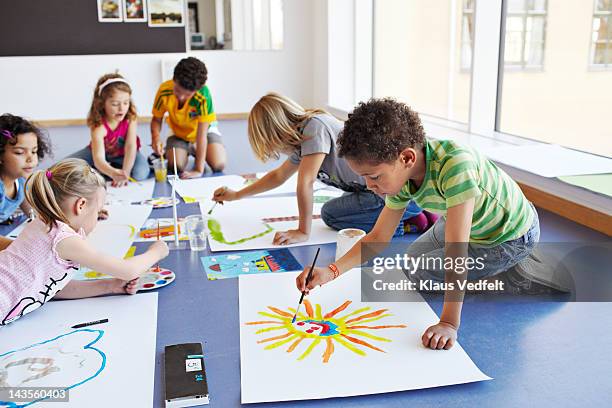 kids painting i classroom - boys fotografías e imágenes de stock