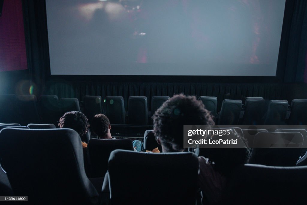 Menschen, die in einem Kino sitzen und einen Film schauen
