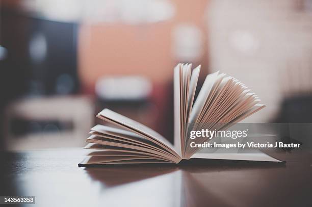 open book - book table stockfoto's en -beelden