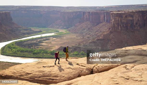 young couple walking in moab park, usa - utah 個照片及圖片檔