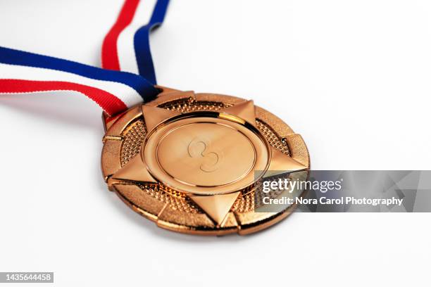 bronze medal on white background - bronzemedaille stockfoto's en -beelden