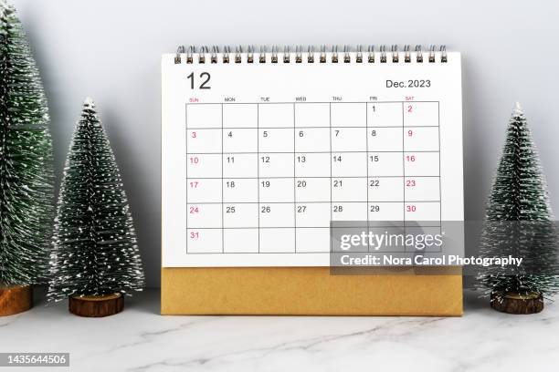 december 2023 desk calendar on top of desk - dezember stock-fotos und bilder