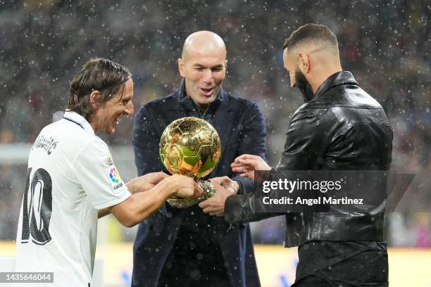 Luka Modric and Zinedine Zidane present the Ballon d'Or trophy to Karim Benzema of Real Madrid prior to the LaLiga Santander match between Real...