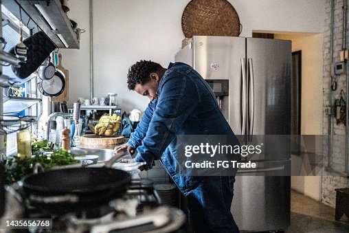 Homem adulto médio triste na cozinha em casa Homem adulto médio triste na cozinha em casa