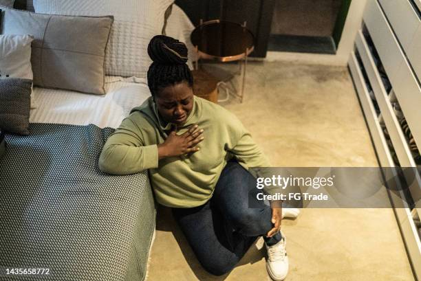 mujer mediana adulta preocupada en el dormitorio de casa - sin aliento fotografías e imágenes de stock