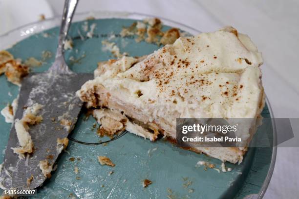 close-up of leftover cream tart slices - leftover stockfoto's en -beelden