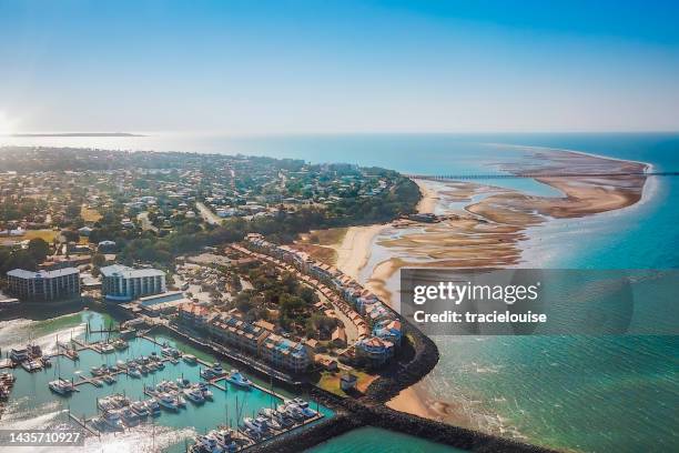 vistas aéreas de hervey bay em queensland - queensland - fotografias e filmes do acervo