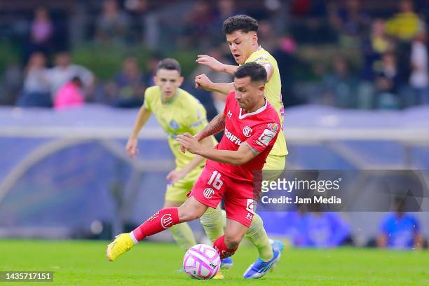 Jean Meneses of Toluca fights for the ball with Richard Sanchez of America during the semifinal second leg match between America and Toluca as part...