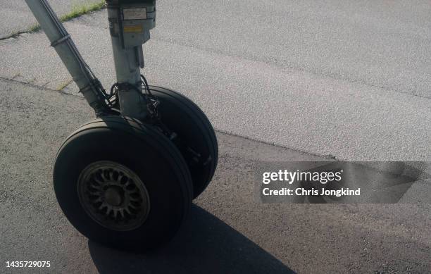looking down at airplane landing gear - propeller airplane stock pictures, royalty-free photos & images