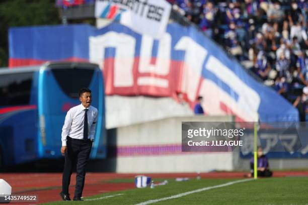 Head coach Tatsuma YOSHIDA of Ventforet Kofu shouts instruction during the J.LEAGUE Meiji Yasuda J2 42nd Sec. Match between Ventforet Kofu and Iwate...
