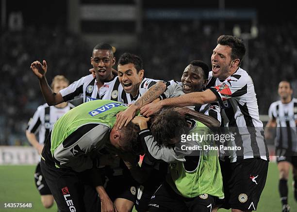 Roberto Pereyra of Udinese celebrates with team mates after scoring during the Serie A match between Udinese Calcio and SS Lazio at Stadio Friuli on...