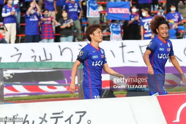Yoshiki TORIKAI of Ventforet Kofu celebrates scoring his side's first goal during the J.LEAGUE Meiji Yasuda J2 42nd Sec. Match between Ventforet Kofu...