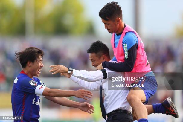Sho ARAKI and Head coach Tatsuma YOSHIDA of Ventforet Kofu celebrates scoring his side's second goal during the J.LEAGUE Meiji Yasuda J2 42nd Sec....