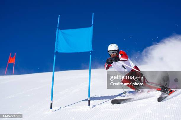 coureur de ski alpin sur le parcours - super g skiing photos et images de collection