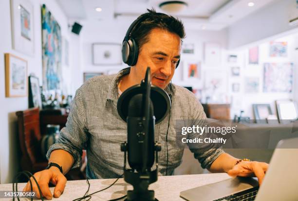 making podcast at home - locutor-de-rádio imagens e fotografias de stock