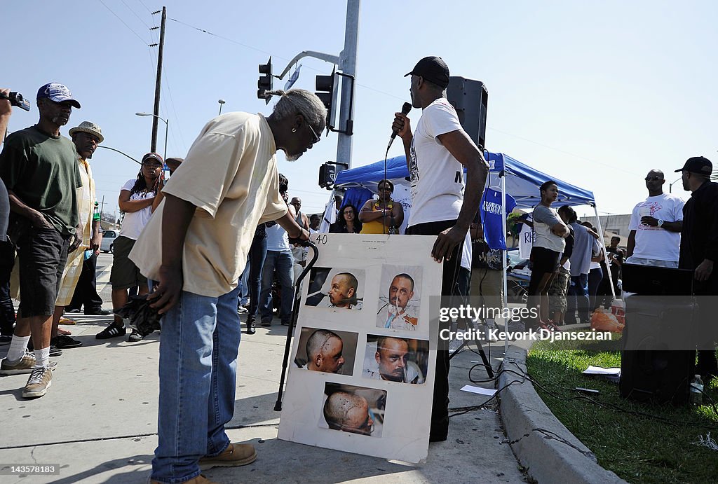 Rodneyu King Riots People look at hospital pictures of truck driver Reginald Denny... News ...