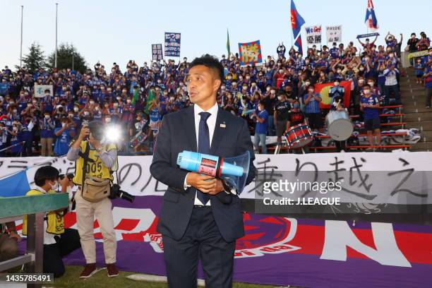 Head coach Tatsuma YOSHIDA of Ventforet Kofu applauds fans after the J.LEAGUE Meiji Yasuda J2 42nd Sec. Match between Ventforet Kofu and Iwate Grulla...