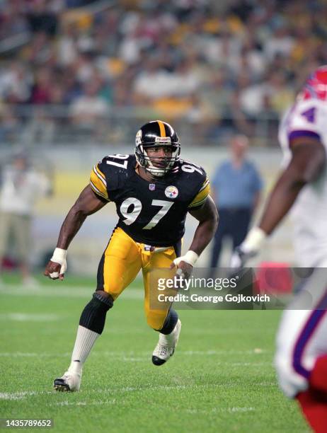 Linebacker Kendrell Bell of the Pittsburgh Steelers pursues the play against the Buffalo Bills during a preseason game at Heinz Field on August 30,...