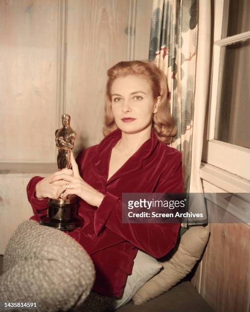 Joanne Woodward holding Academy Award Oscar statue for her role in The Three Faces of Eve 1958.