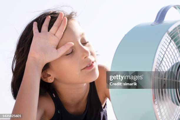 little child during summer heat looking for refreshment - ac weary stockfoto's en -beelden