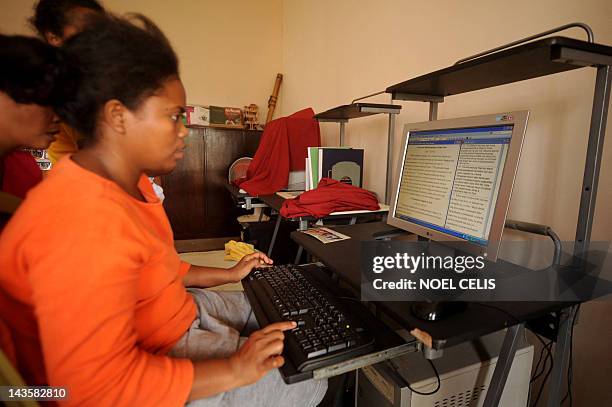 Pinoy Computer Filipino Mom Computer Photos and Premium High Res Pictures - Getty Images
