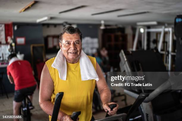 portrait of senior man exercising on a treadmill at the gym - oval room stock pictures, royalty-free photos & images