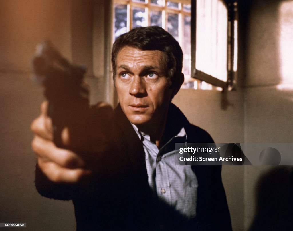 Steve McQueen pointing gun in scene from the Peter Yates 1968... News