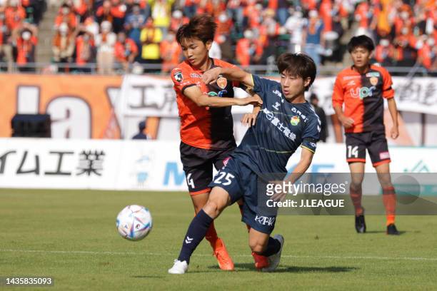 Hikaru NARUOKA of Renofa Yamaguchi FC and Rui SUEYOSHI of JEF United Chiba battle for the ball during the J.LEAGUE Meiji Yasuda J2 42nd Sec. Match...