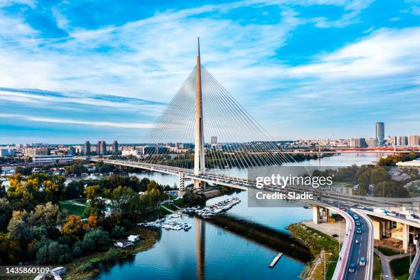 nuevo y moderno puente sobre el río sava, belgrado, serbia. - belgrade fotografías e imágenes de stock