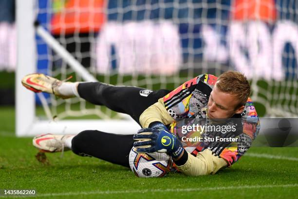 Marek Rodak of Fulham warms up wearing the Adidas ‘Love Unites’ warm-up top prior to the Premier League match between Leeds United and Fulham FC at...