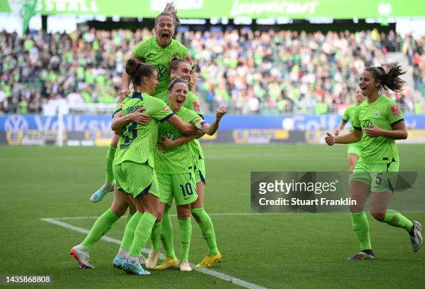 Svenja Huth of Wolfsburg celebrates scoring her teams' second goal with team matesduring the FLYERALARM Women's Bundesliga match between VfL...