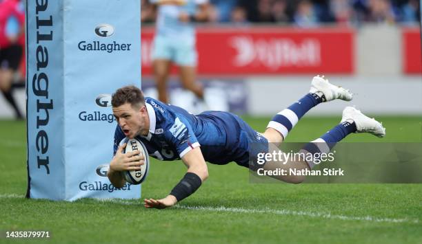 Sam James of Sale Sharks scores their first try of the game during the Gallagher Premiership Rugby match between Sale Sharks and Harlequins at AJ...