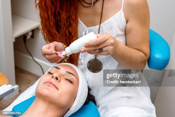 auftragen von mascara auf die wimpern der schönen frau im schönheitssalon - permanent make up stock-fotos und bilder