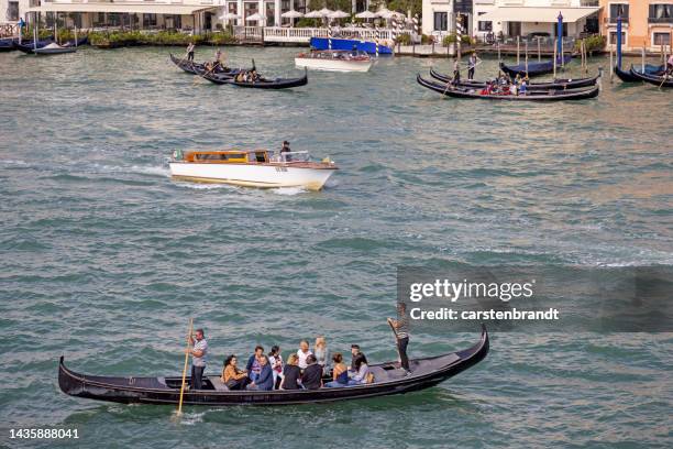 large group of people in a gondola - boat side view stock pictures, royalty-free photos & images