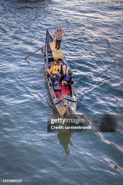 gondolier with his customers seen from above - gondola traditional boat stockfoto's en -beelden