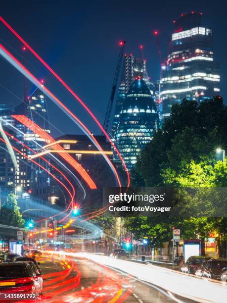 il traffico di londra sfreccia attraverso le strade trafficate della notte sotto i grattacieli della city - tower hamlets foto e immagini stock