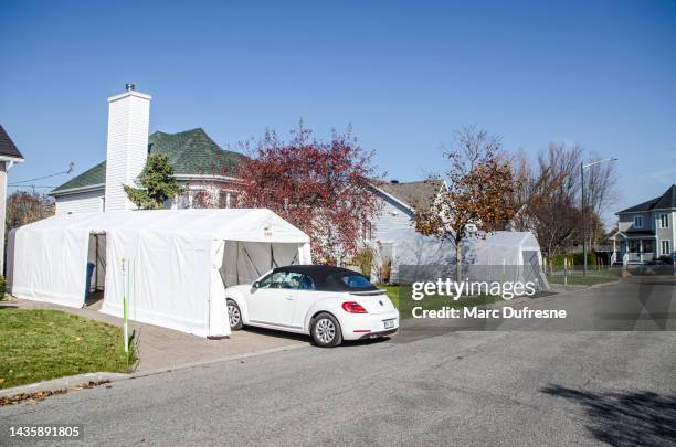 ferienhaus mit winterunterstand - windschutz stock-fotos und bilder