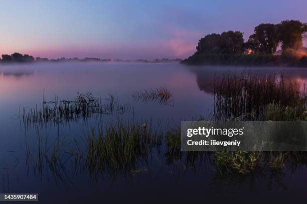 cielo nocturno. estrellas. hermoso paisaje nocturno. larga exposición. niebla sobre el agua. crepúsculo matutino. cielo estrellado de verano. río - espacio y astronomía fotografías e imágenes de stock