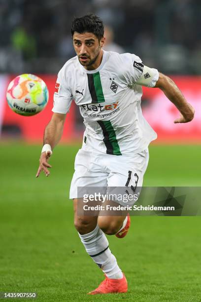 Lars Stindl of Moenchengladbach controls the ball during the Bundesliga match between Borussia Mönchengladbach and Eintracht Frankfurt at...