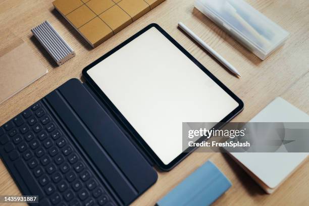 tablet with a blank screen on an office desk - material de escritório imagens e fotografias de stock