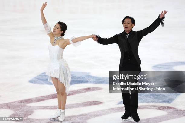 Kana Muramoto and Daisuke Takahashi of Japan compete in the Ice Dance Free Dance during the ISU Grand Prix of Figure Skating - Skate America at The...
